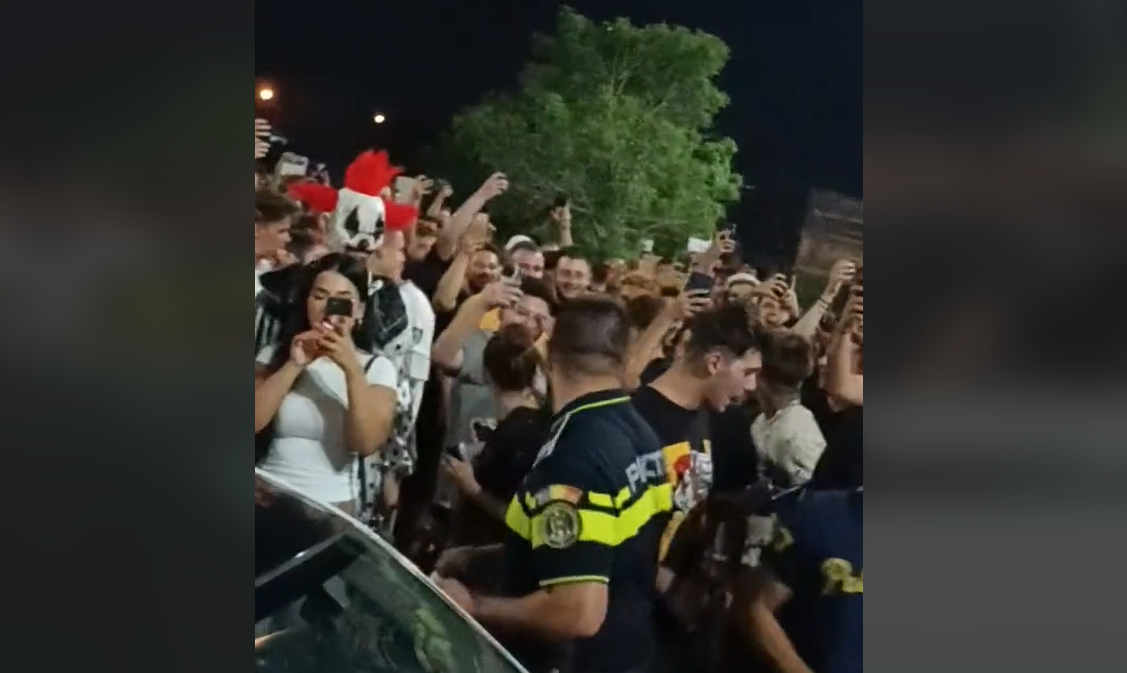 VIDEO Scandal în Capitală. Polițiști huiduiți după ce au încercat să potolească mai mulți tineri care făceau drifturi