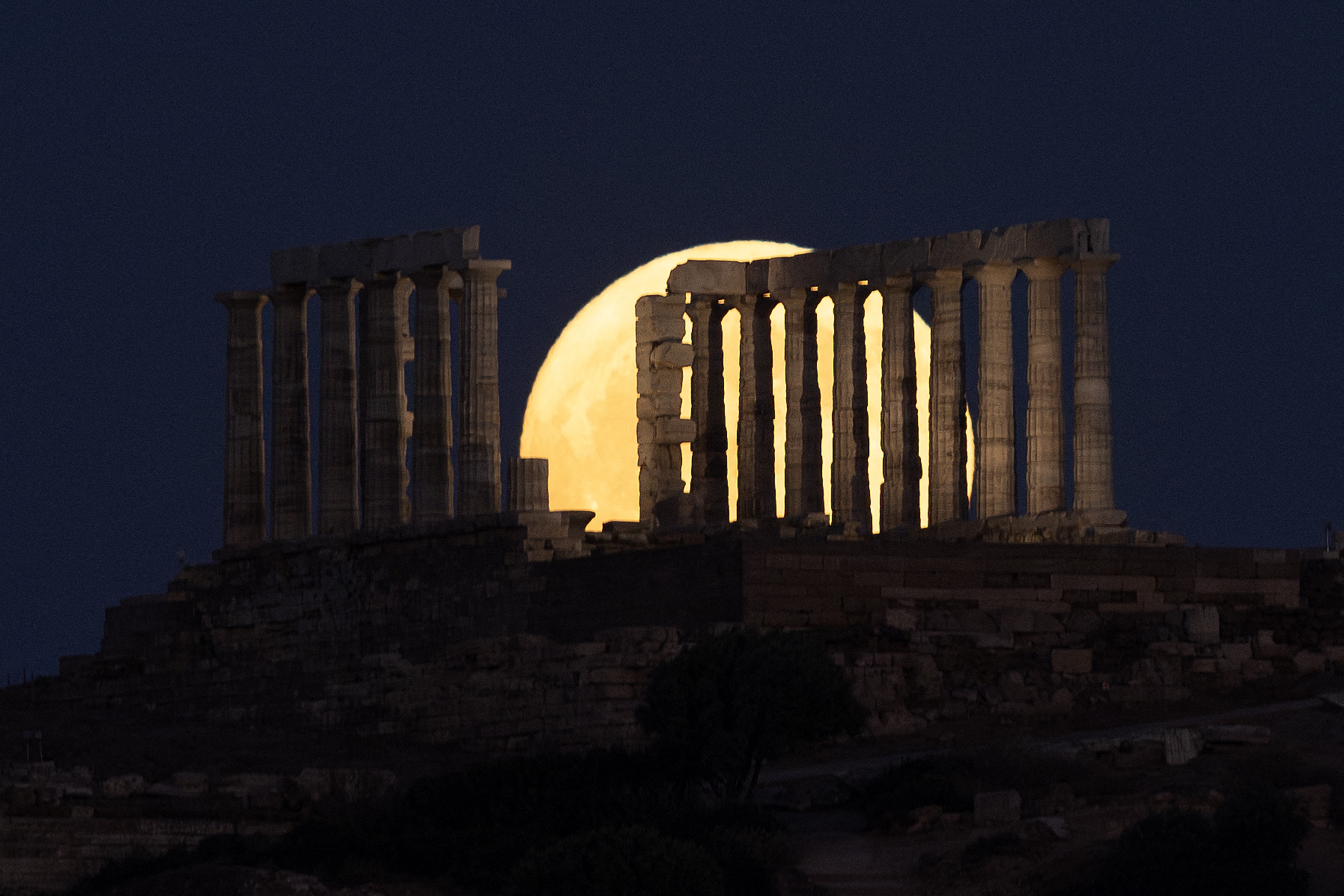 Imagini spectaculoase. Luna plină a răsărit din spatele Templului lui Poseidon din Grecia