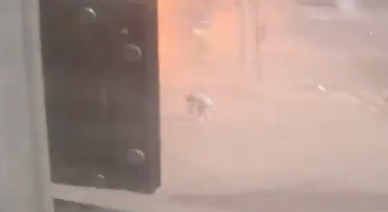 O femeie scapă ca prin minune după ce o rachetă trasă de ruși lovește la doar câțiva metri de ea. Imagini surprinse în Harkov (VIDEO)