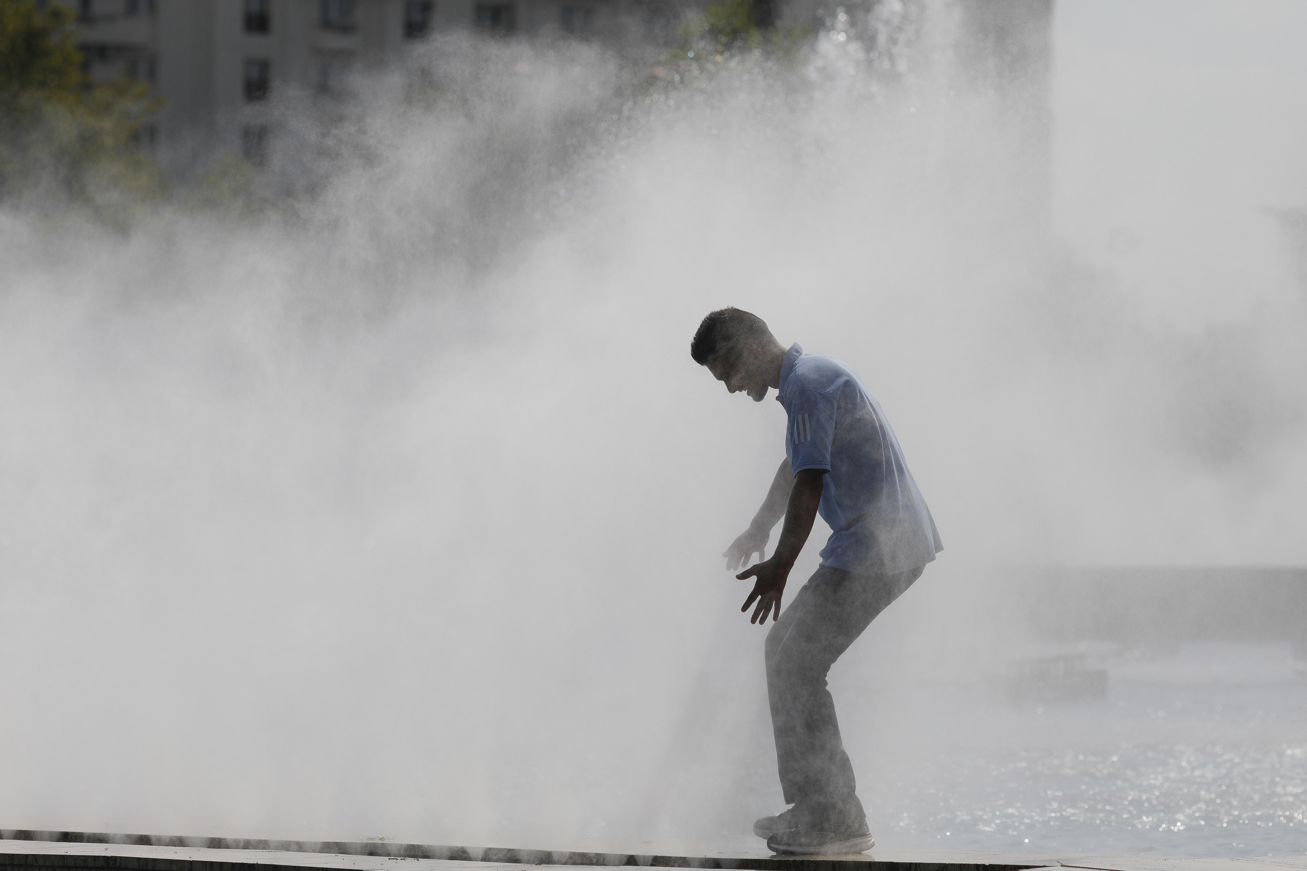 Cod roșu de caniculă în Capitală și opt județe. Meteorologii au prelungit avertizările de val de căldură și pentru luni - HARTĂ