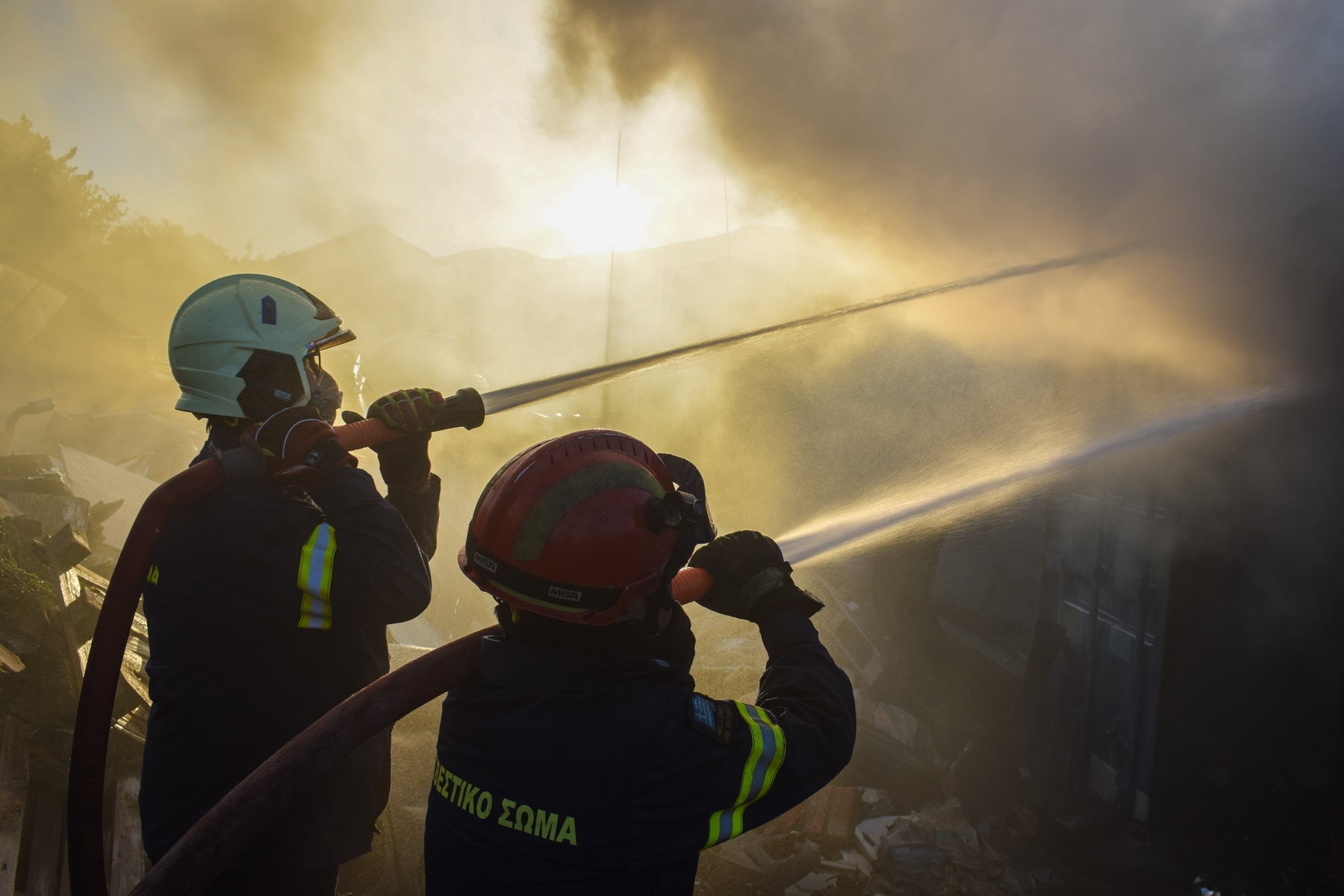 Arestări în Grecia după incendii provocate de artificii trase de pe o navă. Sute de pompieri intervin la 70 de focare greu de controlat