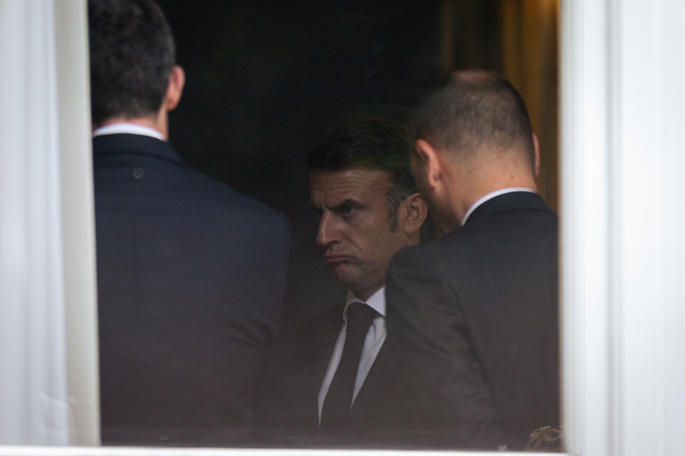 Emmanuel Macron cade în sondaje, după decizia de a dizolva Parlamentul : "Un om singur care nu ascultă nimic", "un copil"