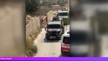 palestinina plimbat legat de un blindat
