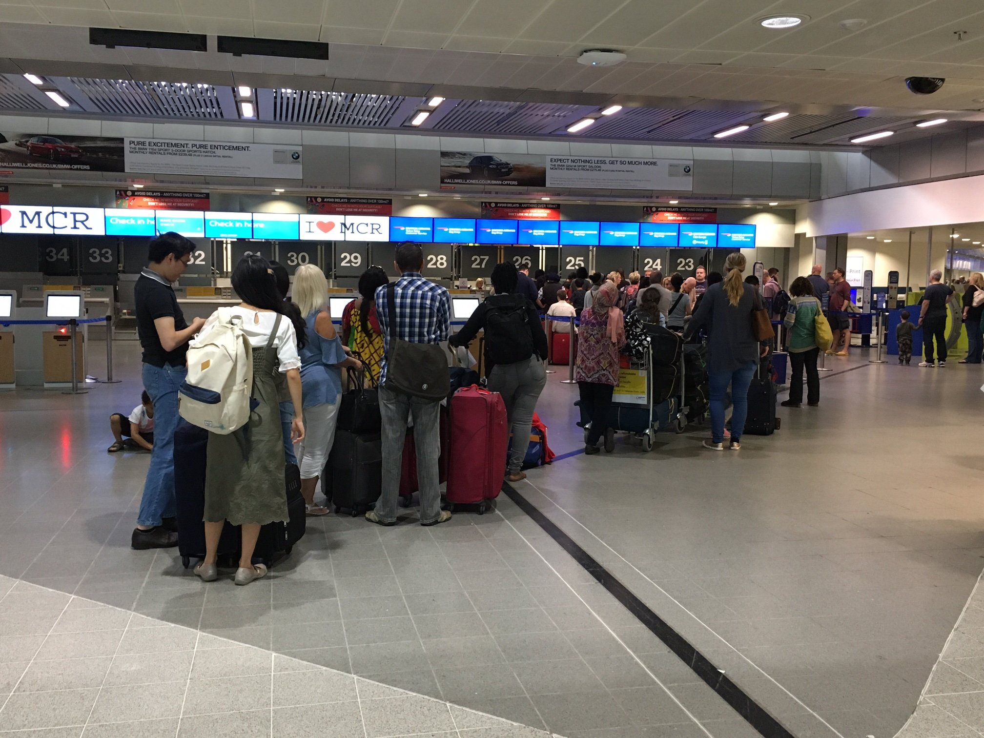 Întârzieri și scandal pe aeroportul Otopeni în plin sezon al vacanțelor. Sute de pasageri au așteptat ore în șir