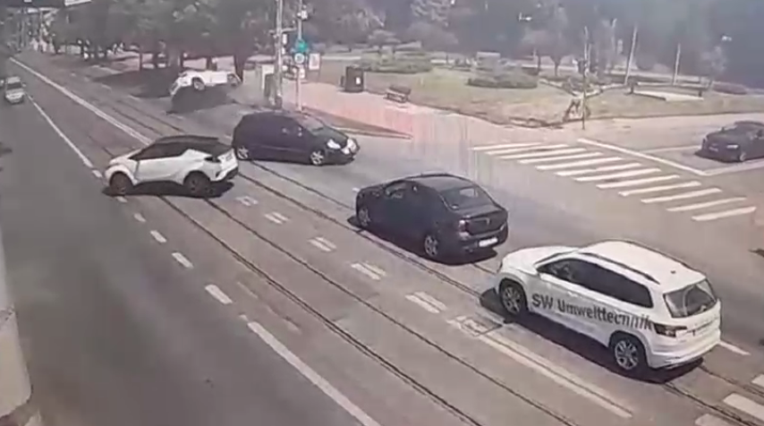 VIDEO. Momentul în care o mașină se răstoarnă pe un bulevard din Iași. Accidentul, produs de un șofer care nu a acordat prioritate