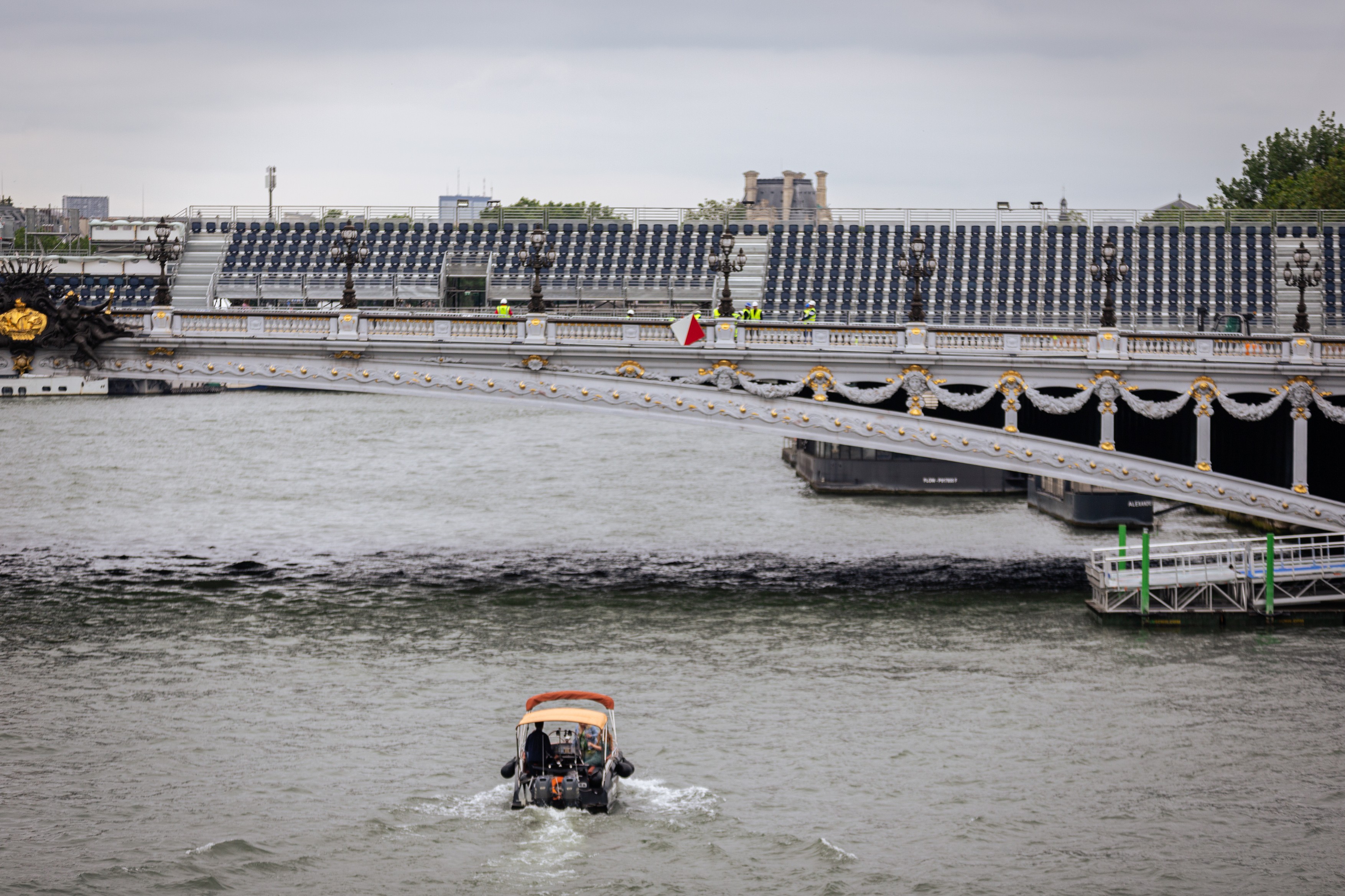 Patru cadavre descoperite de polițiști în fluviul Sena, lângă Paris. Un bărbat a fost arestat, fiind bănuit de crimă