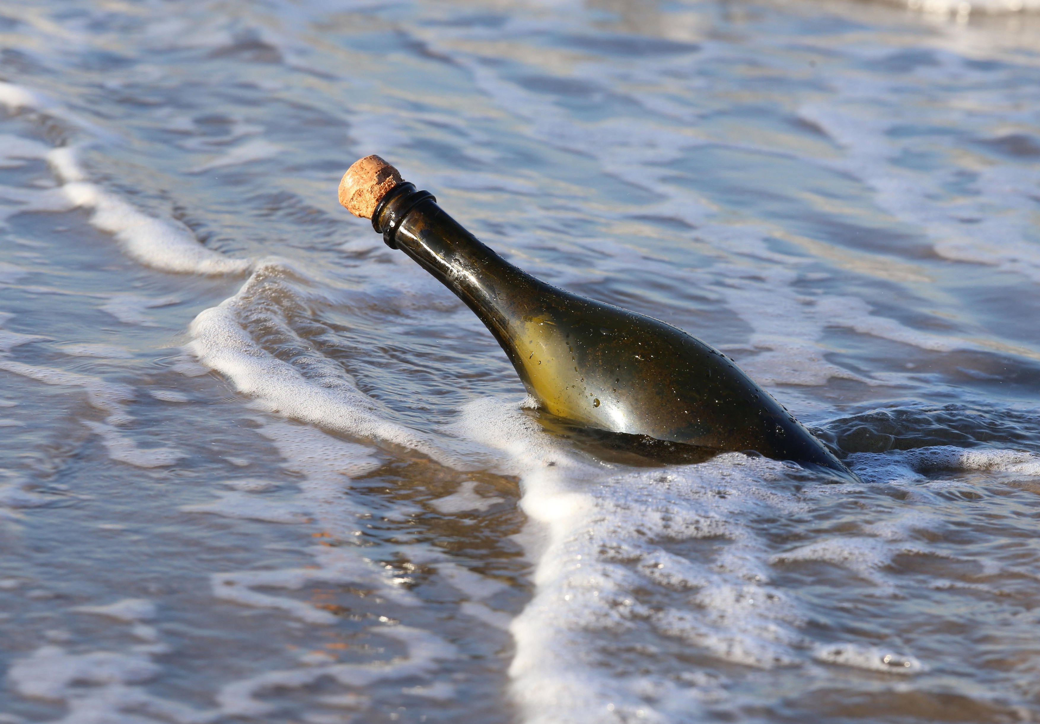 Patru pescari au murit în Sri Lanka după ce au băut un lichid misterios din sticle găsite în ocean