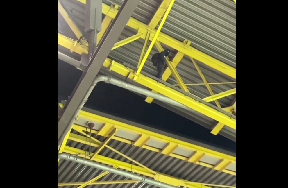 Teribilism periculos la Euro 2024. Un bărbat s-a urcat pe acoperișul stadionului Dortmund în timpul meciului Germania - Danemarca