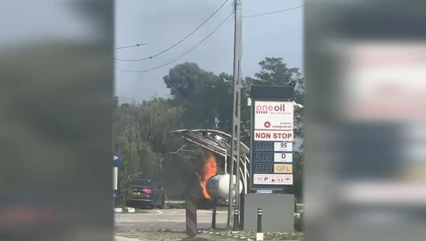 Un șofer a intrat cu mașina într-o stație GPL din Mehedinți, care a luat foc