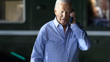 Joe Biden cu telefonul la ureche
