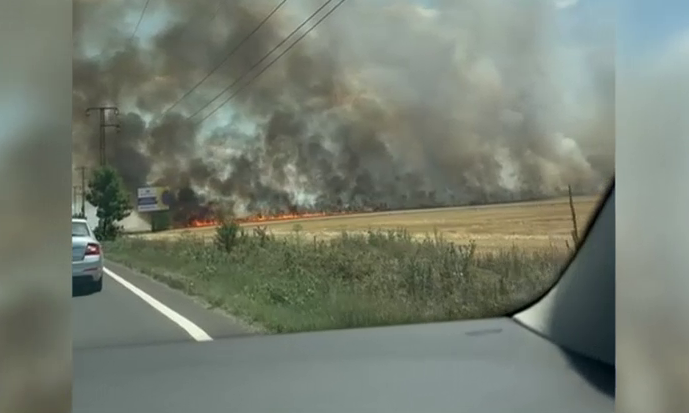 Incendiu uriaș în Prahova, din cauza unui utilaj care a luat foc. Traficul pe DN1 a fost dat peste cap