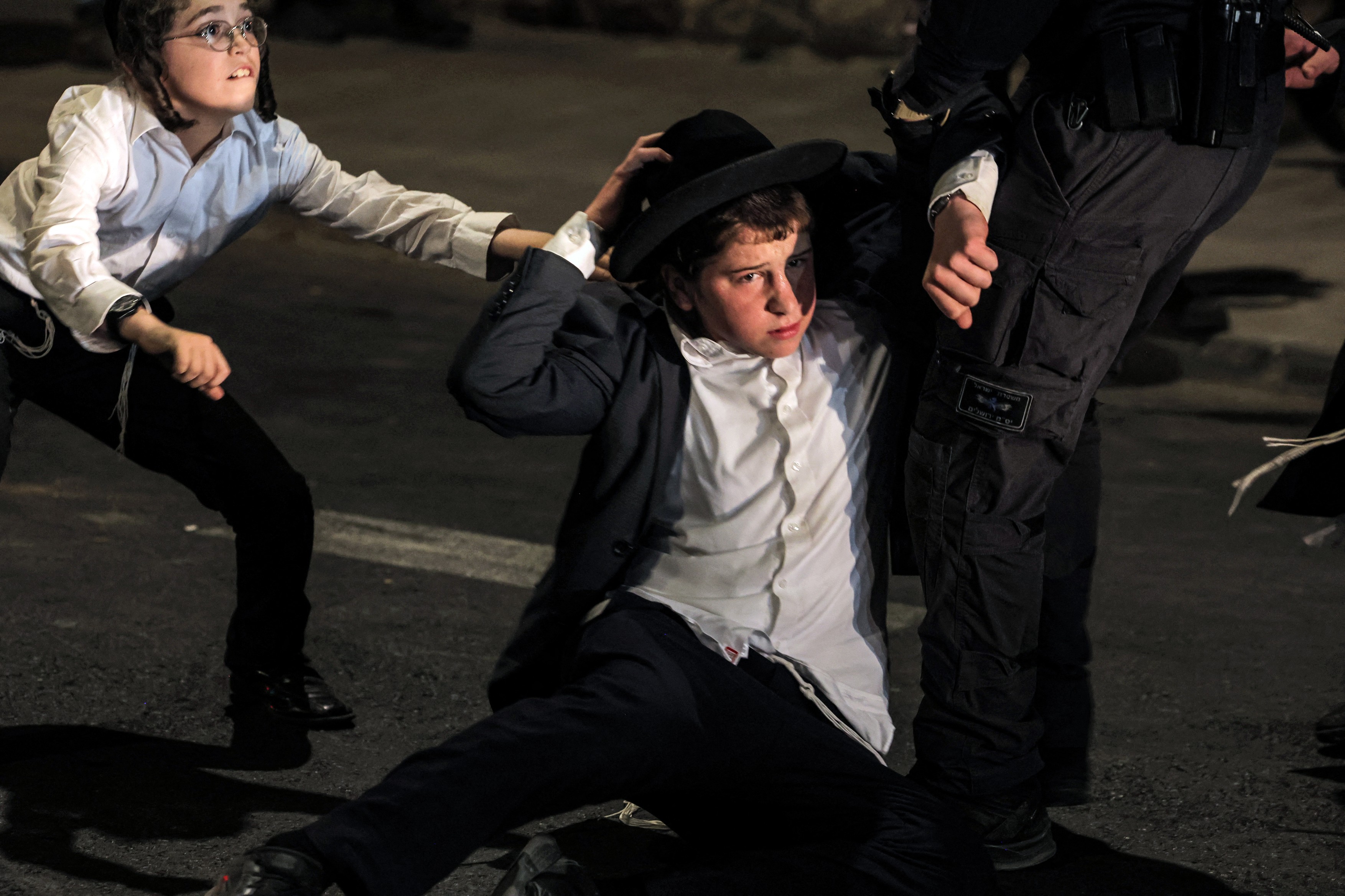 Protest uriaș al evreilor ultra-ortodocși la Ierusalim. Mii de oameni au intrat în confruntări violente cu polițiștii