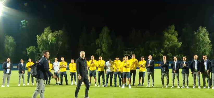Momente emoționante la revenirea în țară a tricolorilor. Sute de fani i-au așteptat la Mogoșoaia și i-au cântat La mulți ani lui Niță