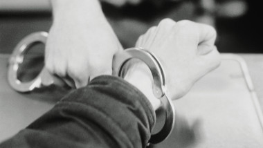 barbat arestat i se pun catusele la maini