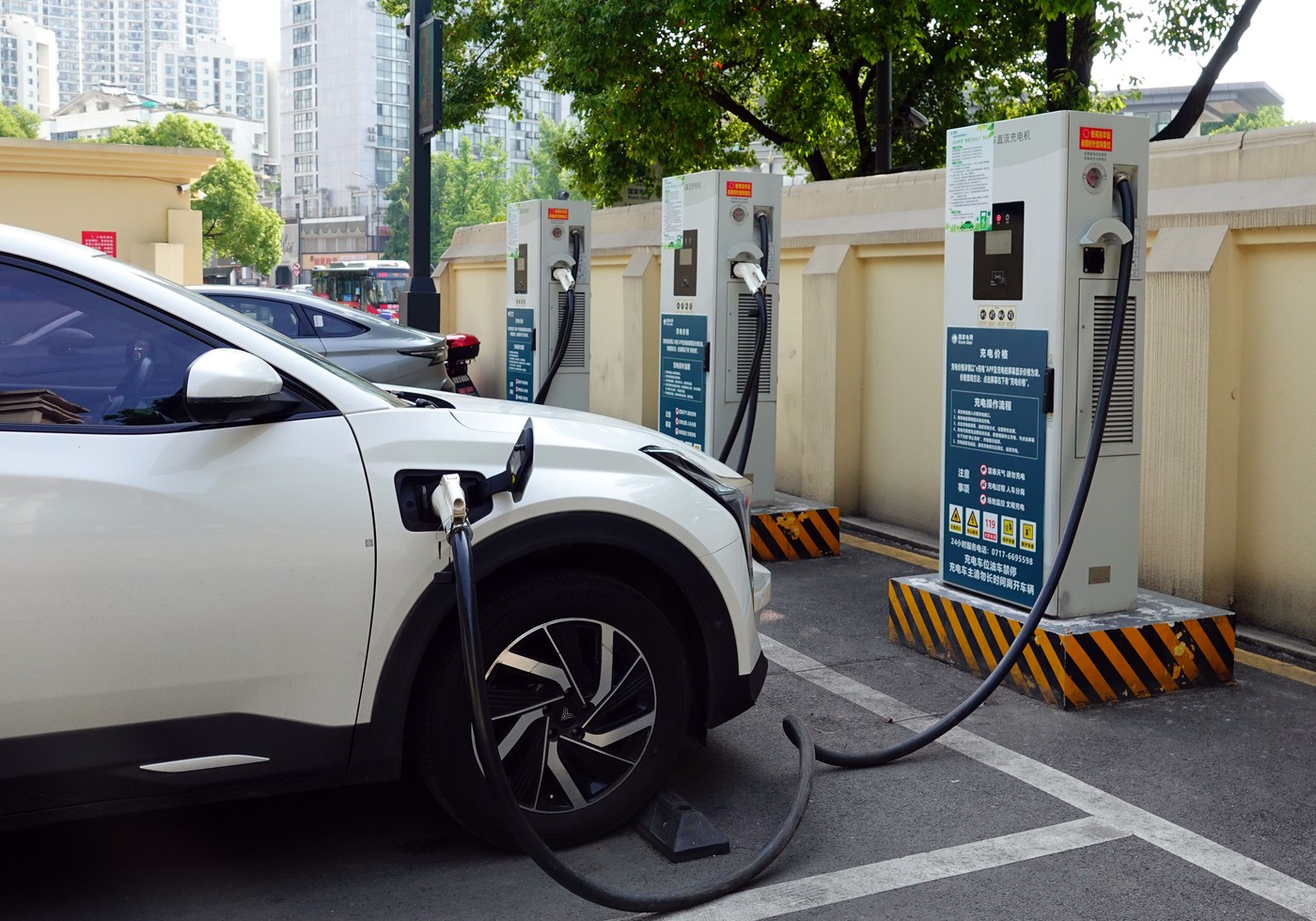UE impune taxe vamale de până la 38% pentru mașinile electrice produse în China. Comisia Europeană aplică tarife diferite companiilor