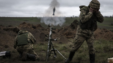 soldați ucraineni pe front