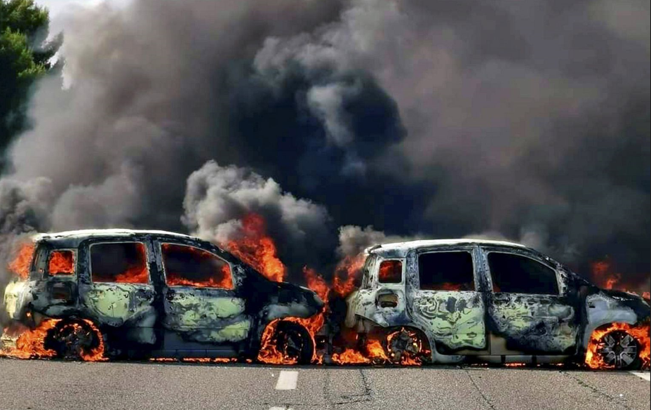 VIDEO. Jaf ca în filme în Italia. Hoții au incendiat câteva mașini și au reușit să fure 3 milioane de euro
