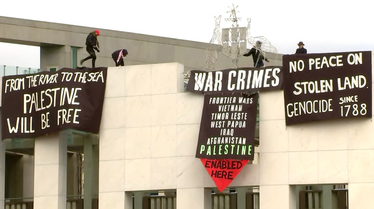 Protest pe acoperișul Parlamentului din Australia. Patru manifestanți pro-Palestina au fost arestați