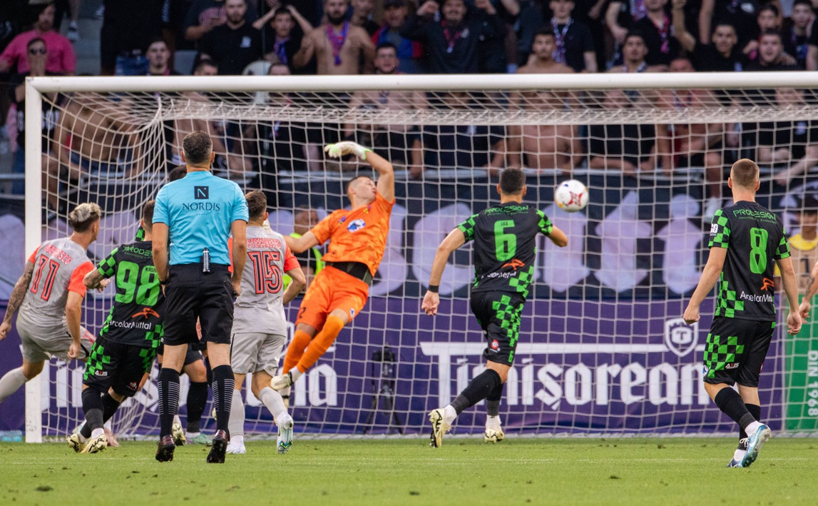 FCSB a cucerit Supercupa României, după ce a învins clar Corvinul Hunedoara