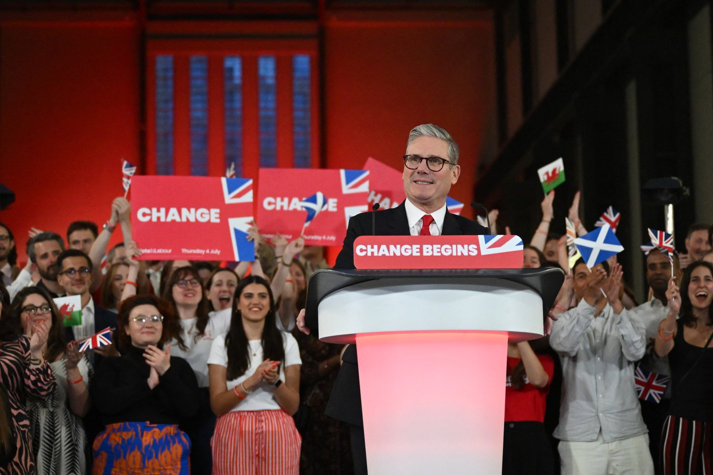 "Schimbarea începe acum", spune Keir Starmer, care va deveni noul premier al Marii Britanii