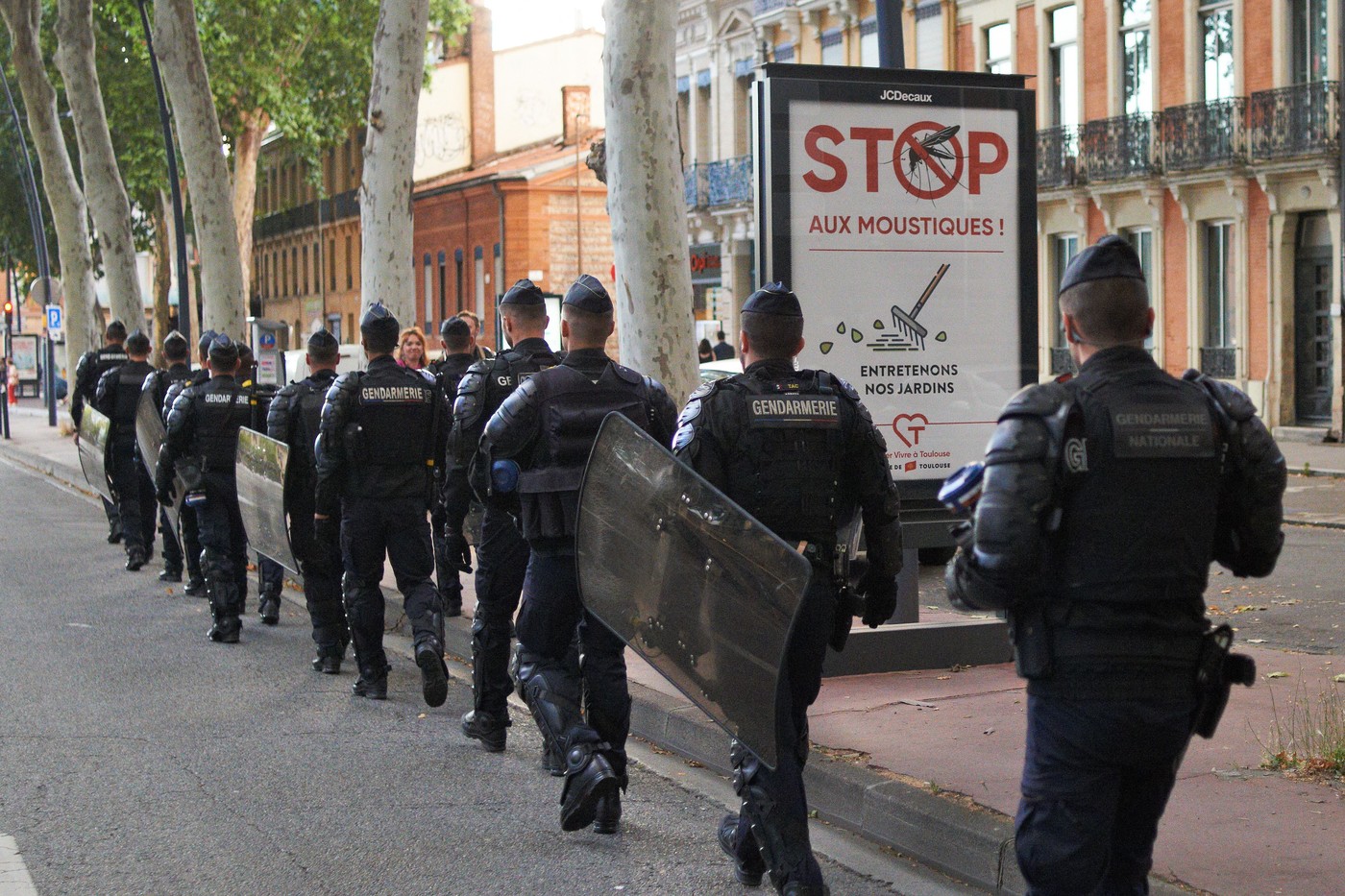 Franța stă pe un butoi de pulbere înaintea alegerilor de duminică: violențe și amenințări cu moartea. Mii de polițiști sunt în alertă