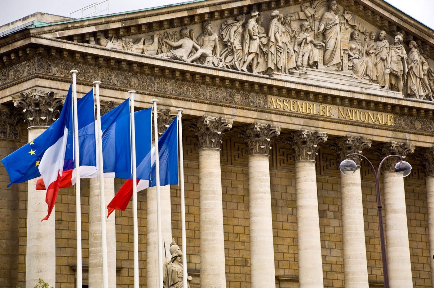Partidul de extremă dreapta RN va câștiga alegerile parlamentare din Franța dar nu va avea majoritate absolută (sondaj)