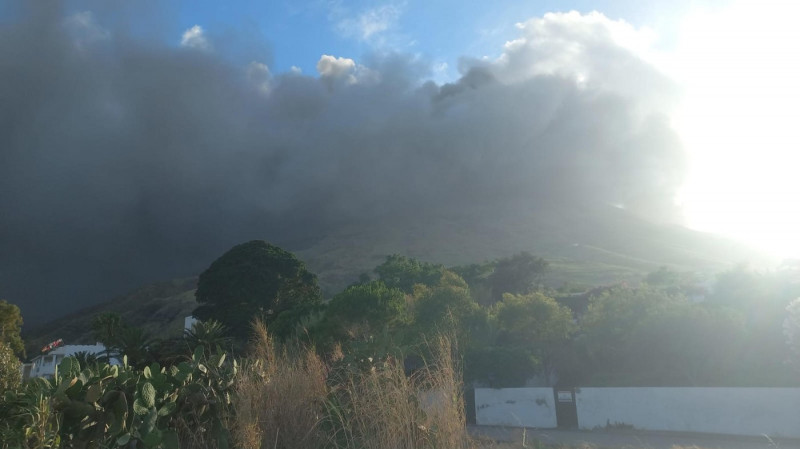 ++ Stromboli, intensa nube cenere lavica su sciara del fuoco ++