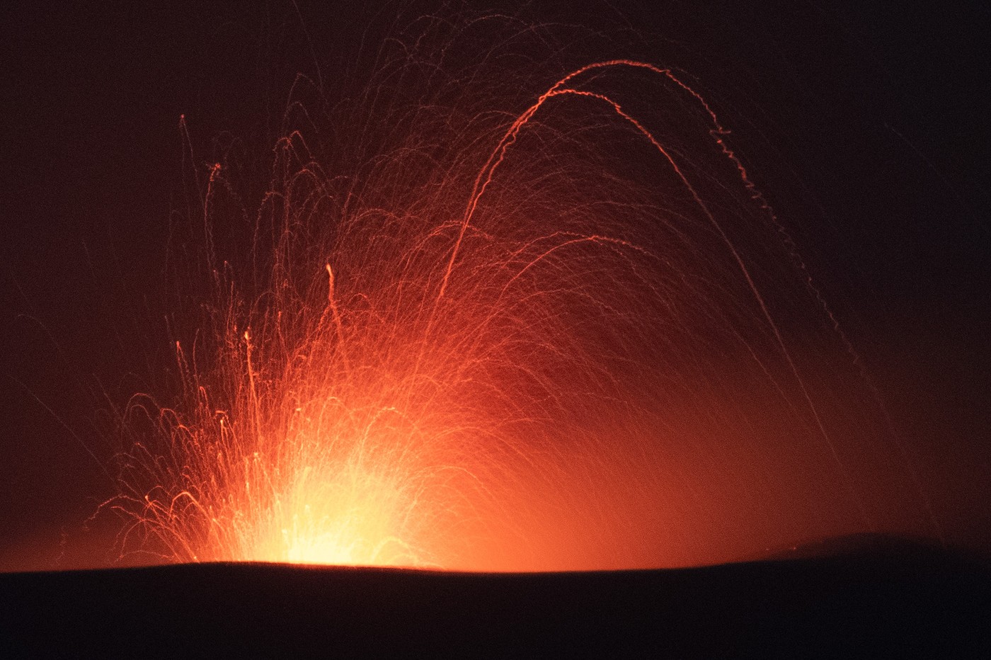 Alertă roșie în Italia, unde vulcanii Etna și Stromboli au erupt în același timp. Aeroportul din Catania a fost închis