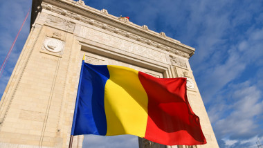 drapelul româniei și arcul de triumf