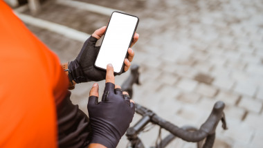 biciclist cu telefon mobil