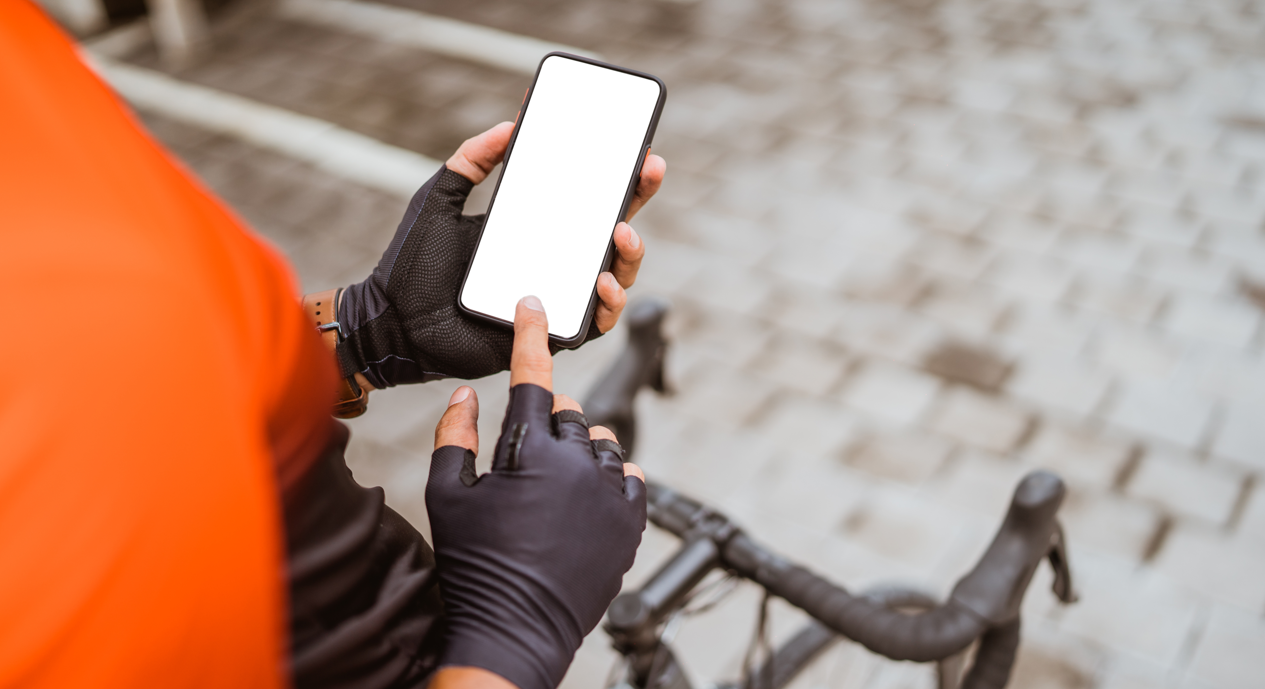 Hoț pe bicicletă. Trecea pe lângă pietoni și le fura telefoanele mobile. O victimă i-a ajutat pe polițiști să-l prindă
