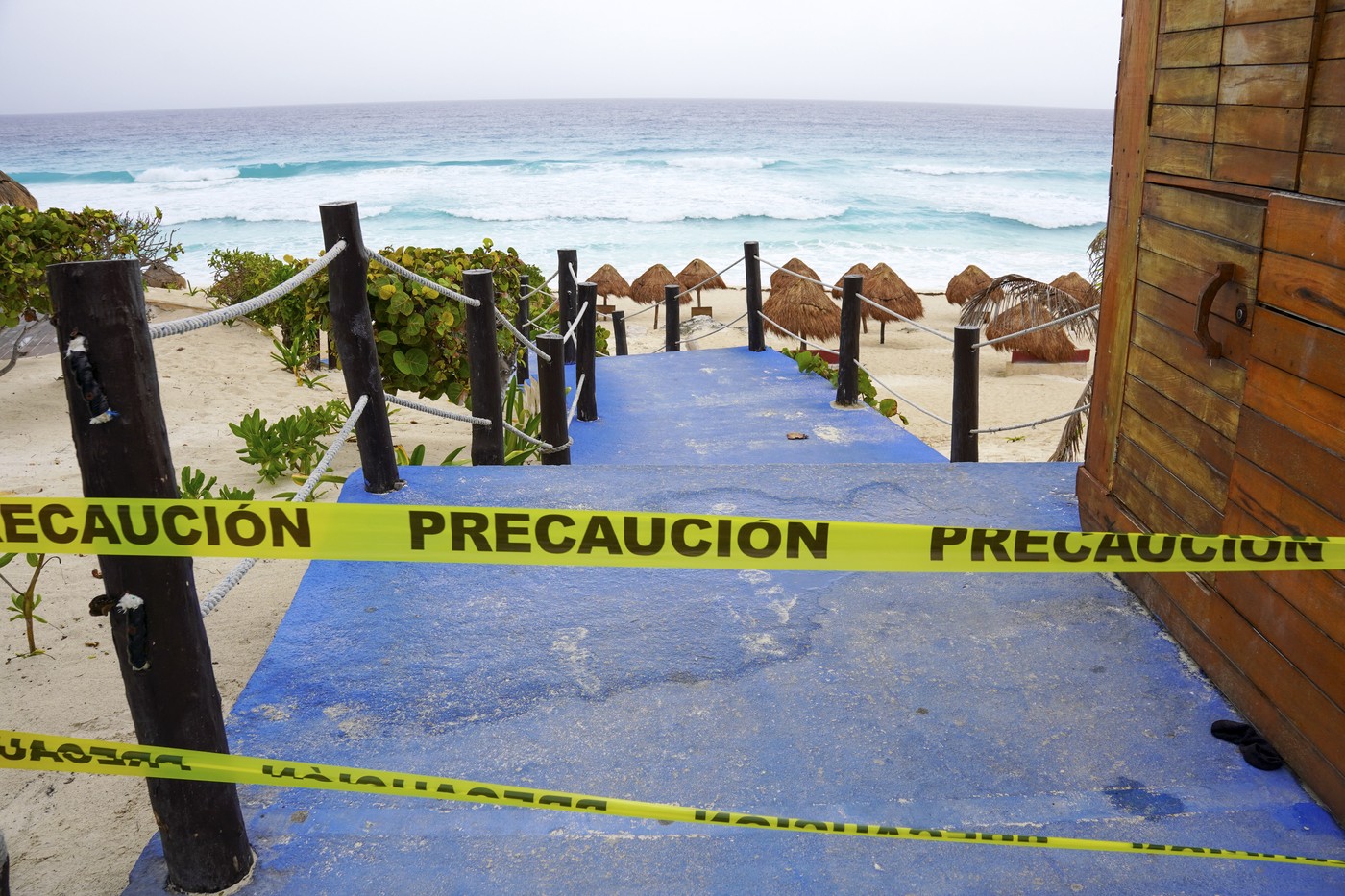 Imagini de pe plajele din Mexic, după trecerea uraganului Beryl. Tulum și Cancun sunt devastate, turiștii s-au înghesuit spre aeroport