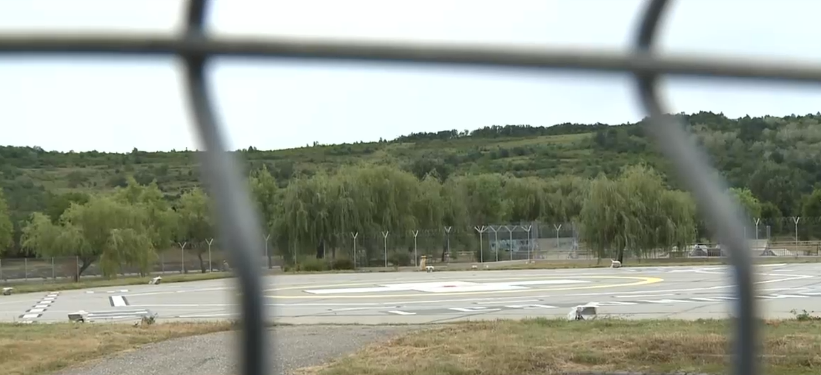Heliportul din Târgu Jiu nu e gata nici după trei ani. Elicopterele SMURD aterizează pe terenul de fotbal, uneori în timpul meciurilor