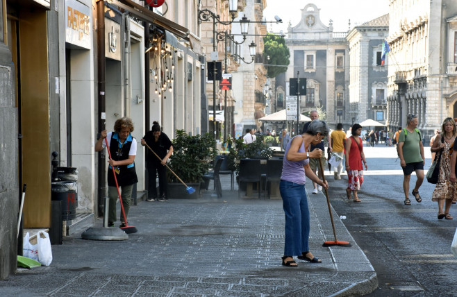 Etna: cenere vulcanica su strade Catania, ordinanza sindaco