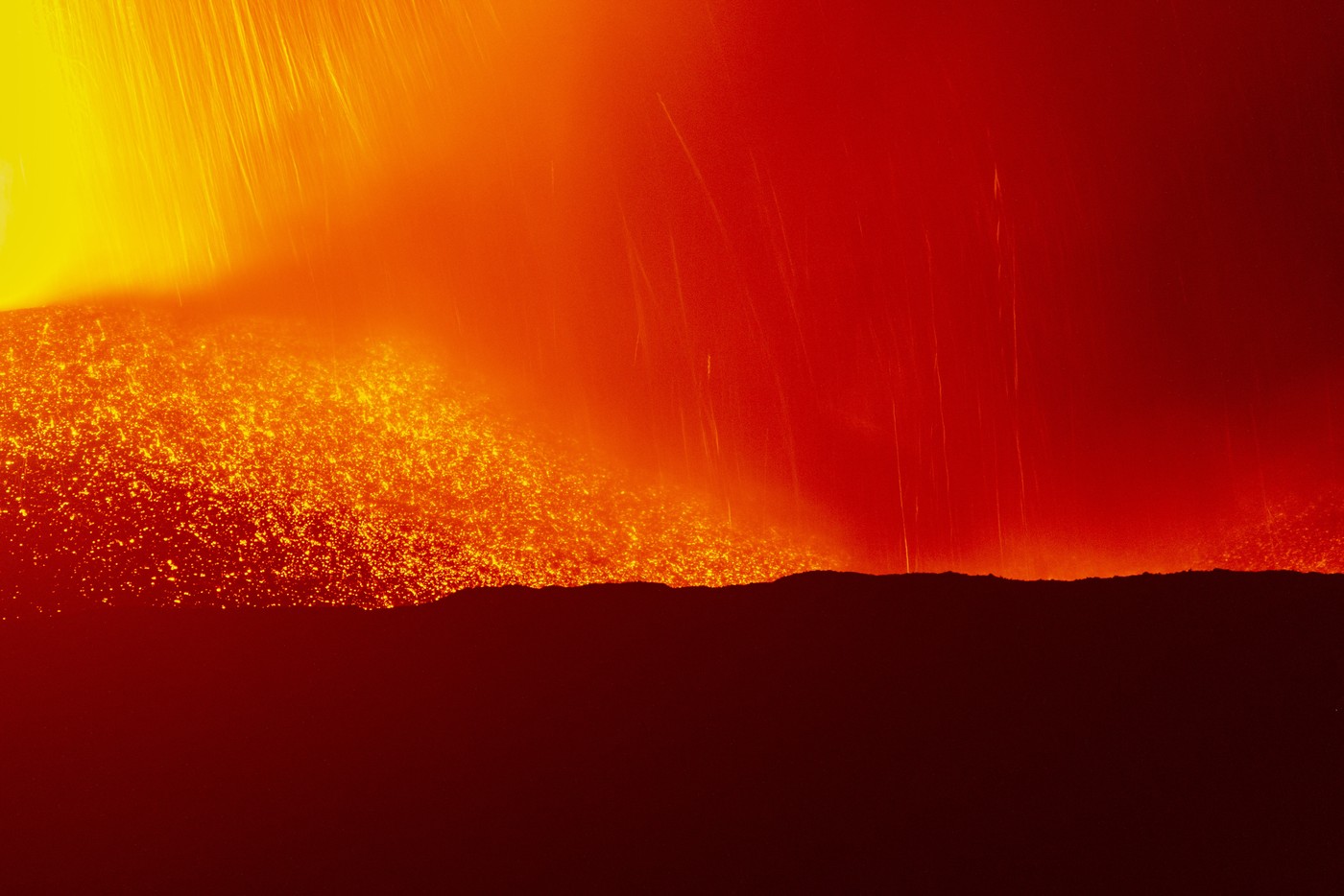 Cum s-a văzut de pe mare erupția vulcanului Etna. Pista aeroportului din Catania și străzile din Sicilia au fost acoperite de cenușă