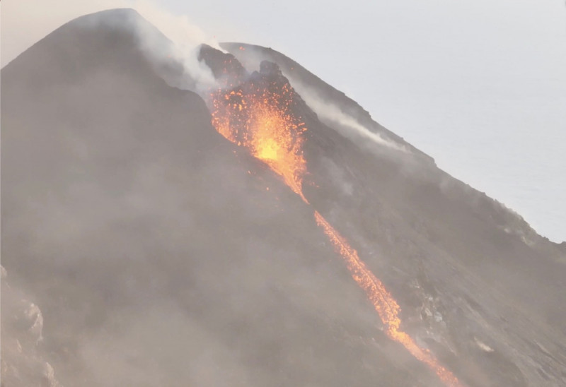 Italy, Sicily: Red alert for Stromboli volcano. Eruption and ash cloud 2 kilometers high. Disruptions in flights to Catania due to the activity of Etna volcano