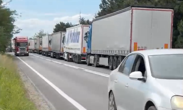 Cozi kilometrice de camioane la granița cu Bulgaria. Șoferii așteaptă sute de minute să treacă Vama Calafat