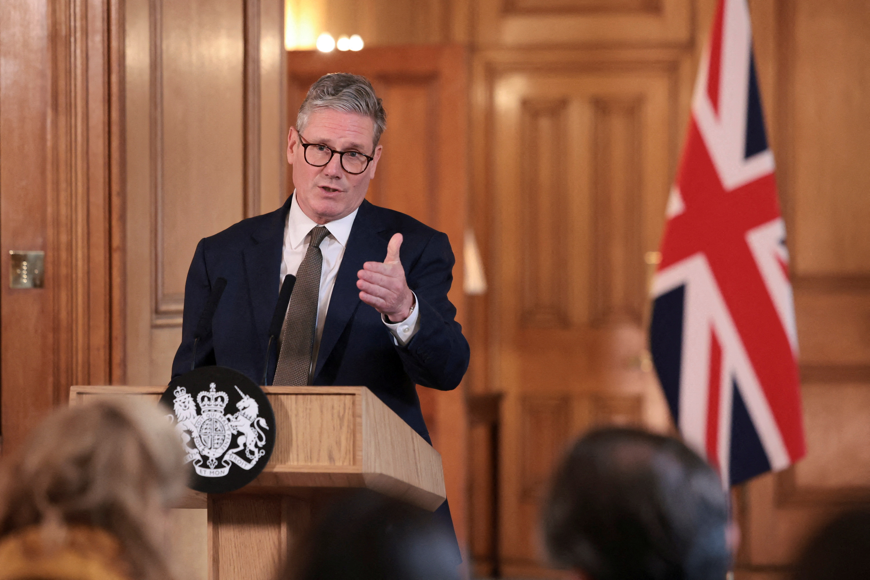 Revoltele din Marea Britanie l-au făcut pe premier să renunțe la vacanța planificată