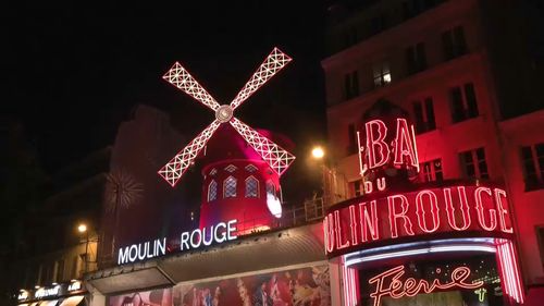 Celebrul cabaret Moulin Rouge din Paris primește o nouă morișcă de vânt. Torța olimpică va trece prin fața localului