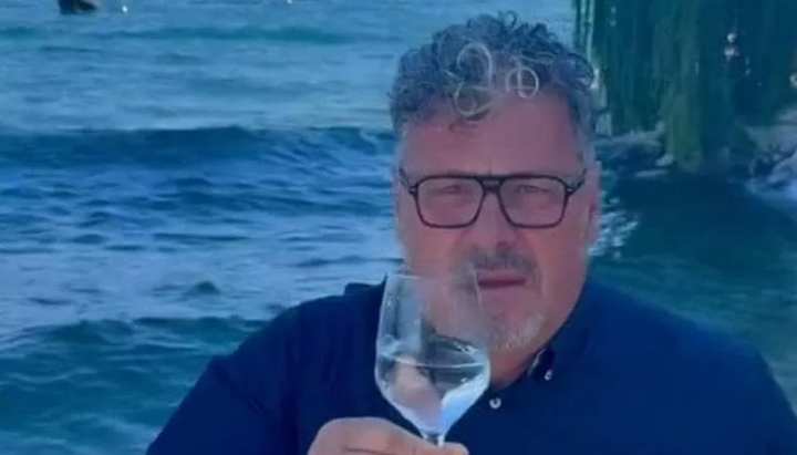 Gest inedit al unui primar din Italia. A băut apă direct din lac pentru a demonstra că nu e contaminată