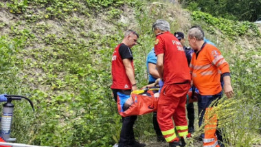 echipa de interventie care evacueaza un ranit de la un accident cu atv-ul