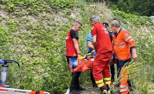 FOTO. Doi bărbați răniți în urma unui accident cu ATV-ul, salvați de salvamontiși dintr-o zonă abruptă