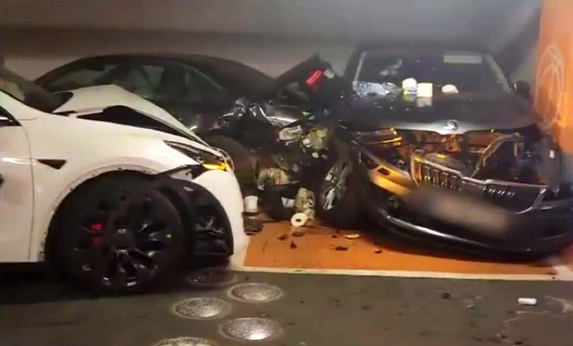 Accident în parcarea subterană a unui mall. O șoferiță a făcut praf trei mașini, după ce a încurcat pedalele