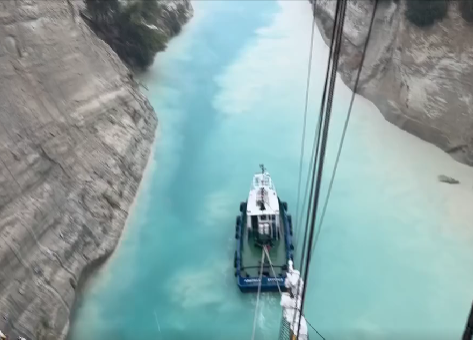 Imagini spectaculoase cu nava-şcoală ”Mircea”, care traversează canalul Corint pe furtună