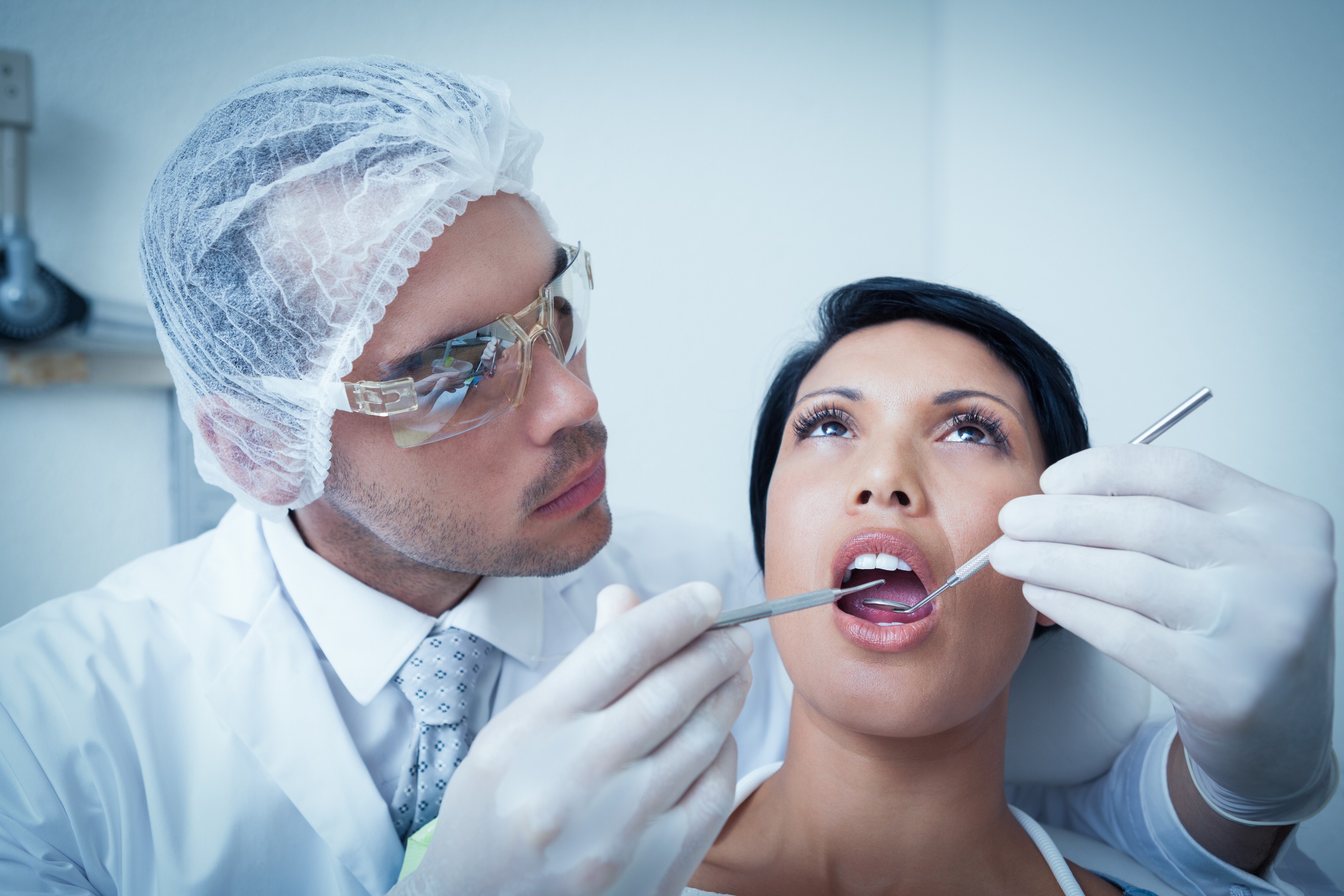 Trenduri periculoase pentru îngrijirea dinților sunt răspândite pe Tik Tok. Avertismentul medicilor stomatologi