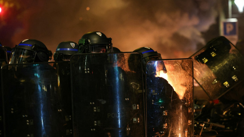 Proteste și confruntări au izbucnit la lăsarea serii în Paris, după victoria stângii. Foto: Profimedia Images