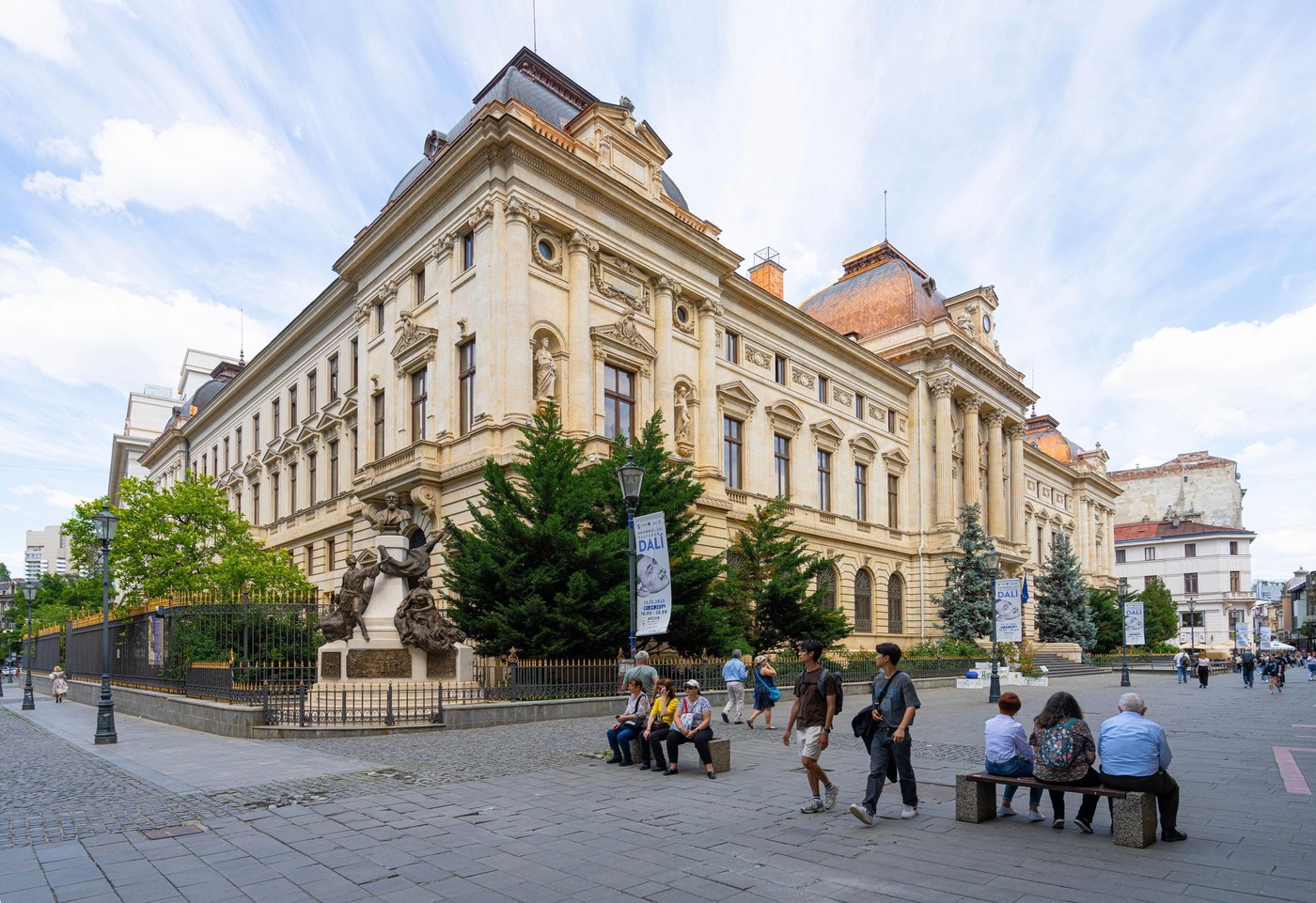 Trei sferturi dintre români consideră norocul important în viață. Aproape jumătate afirmă că li s-au adeverit superstițiile (sondaj)