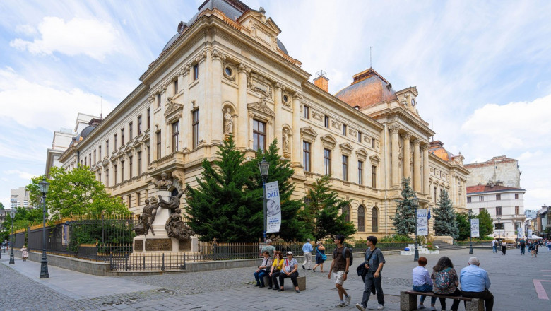 oameni pe strada in bucuresti