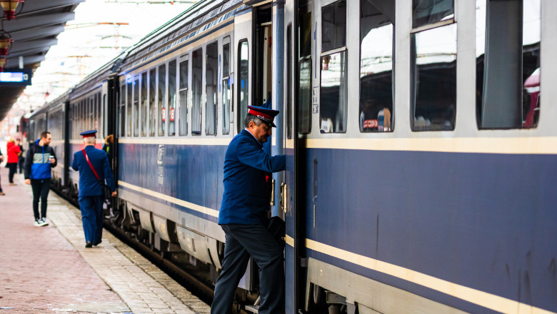 un controlor se urca in tren