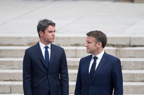 Macron respinge demisia premierului Attal și îi cere să rămână în funcţie pentru a asigura „stabilitatea ţării”